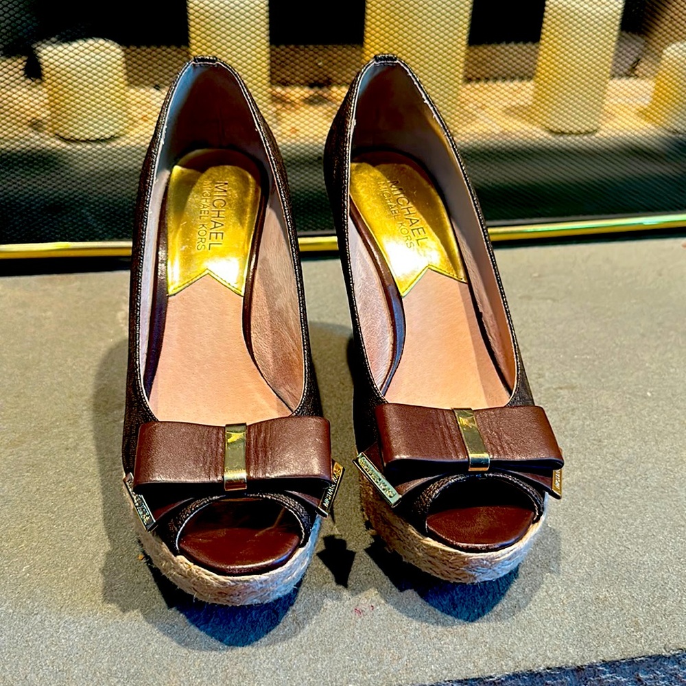 Michael Kors signature brown wedges with bows and gold details